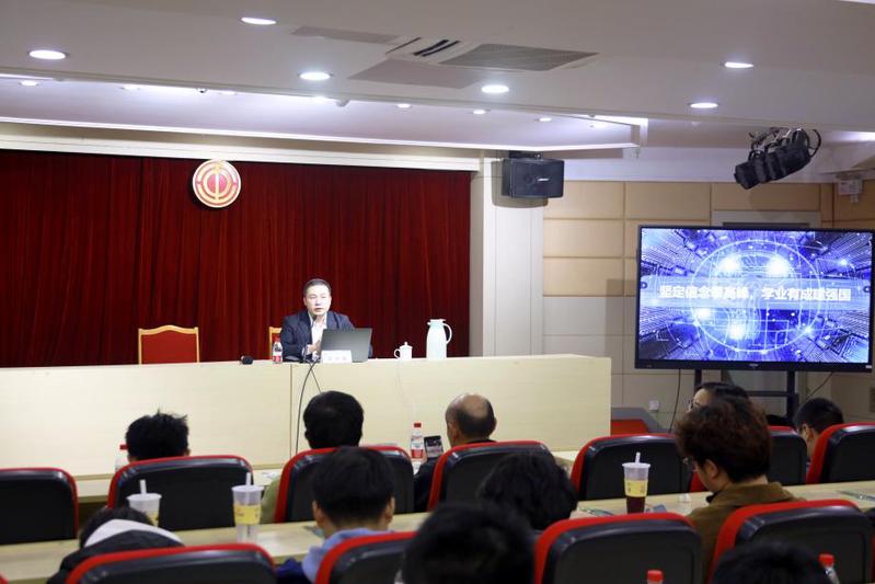 百余名学子走进上海工匠馆 劳模...